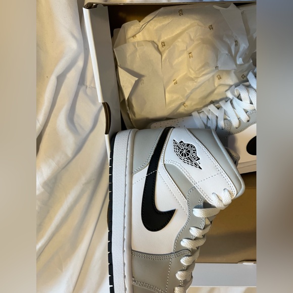 Jordan 1 MID - Picture 4 of 4